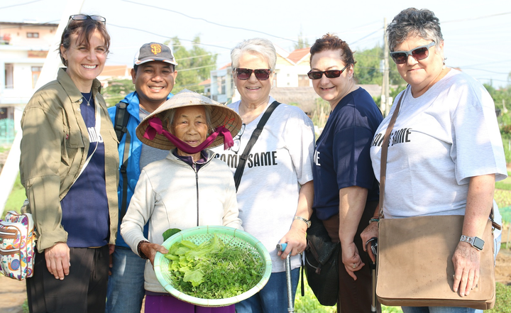 Về làng rau sạch 400 năm tuổi xem du khách vọc đất trồng rau - 8