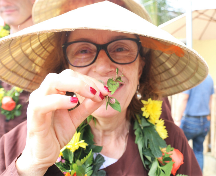 Về làng rau sạch 400 năm tuổi xem du khách vọc đất trồng rau - 4