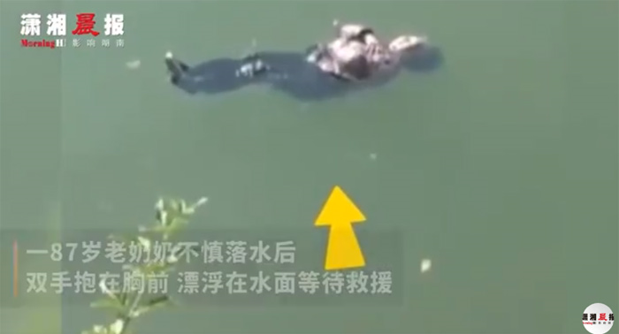 Ngã xuống sông, cụ bà 87 tuổi không biết bơi thoát chết nhờ 'tư thế cứu mạng' - 1