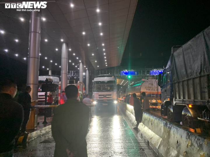 Đắk Lắk: Tài xế mang ô tô chặn trạm thu phí - 2