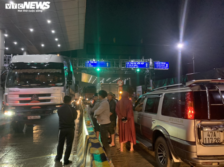 Đắk Lắk: Tài xế mang ô tô chặn trạm thu phí - 4