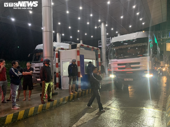 Đắk Lắk: Tài xế mang ô tô chặn trạm thu phí - 1