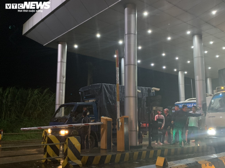Đắk Lắk: Tài xế mang ô tô chặn trạm thu phí - 3