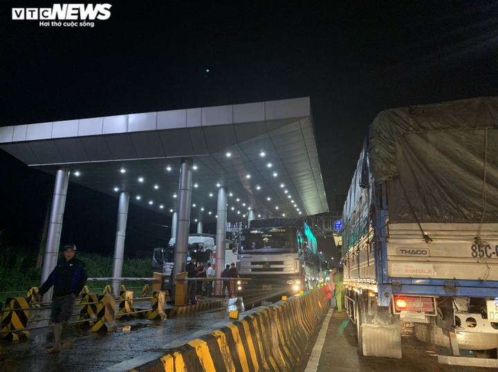 Đắk Lắk: Tài xế mang ô tô chặn trạm thu phí - 5