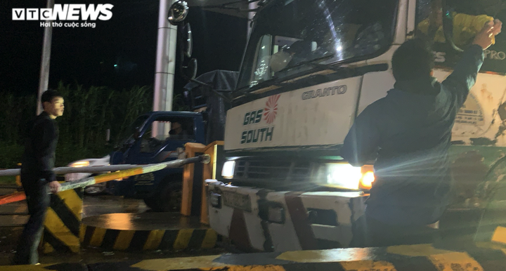 Đắk Lắk: Tài xế mang ô tô chặn trạm thu phí - 6