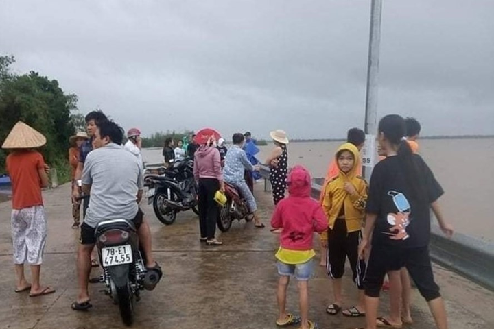 Đi xem lũ, người đàn ông ở Phú Yên bị nước cuốn trôi - 1