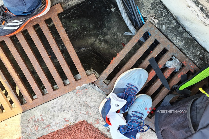 Nữ VĐV bị thụt chân xuống cống thoát nước sân Mỹ Đình sau khi thi đấu - 4