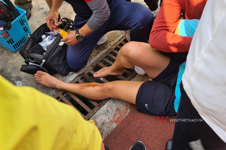 Nữ VĐV bị thụt chân xuống cống thoát nước sân Mỹ Đình sau khi thi đấu - 3