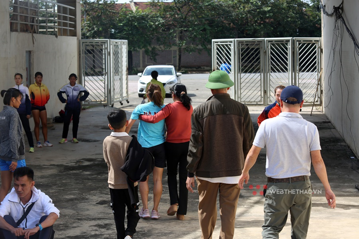 Nữ VĐV bị thụt chân xuống cống thoát nước sân Mỹ Đình sau khi thi đấu - 6