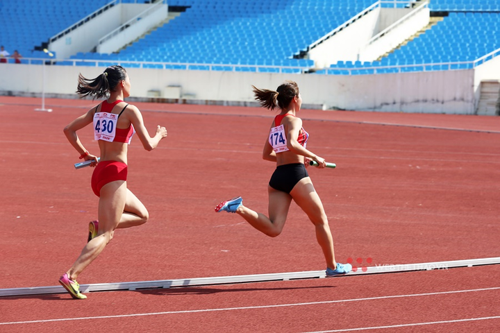 Nữ VĐV bị thụt chân xuống cống thoát nước sân Mỹ Đình sau khi thi đấu - 1