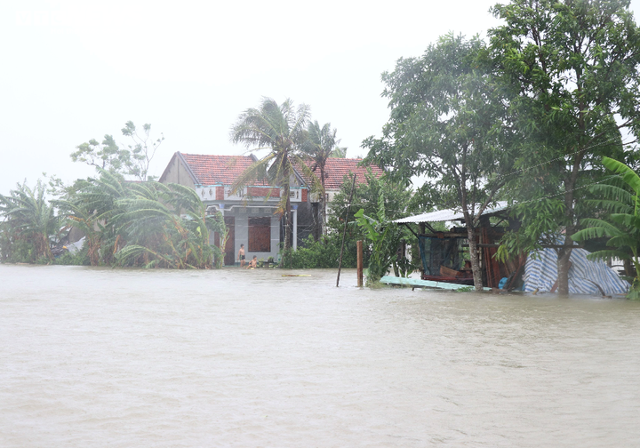 Bão số 12 khiến nước lũ dâng cao, chia cắt nhiều hộ dân ở Phú Yên - 1