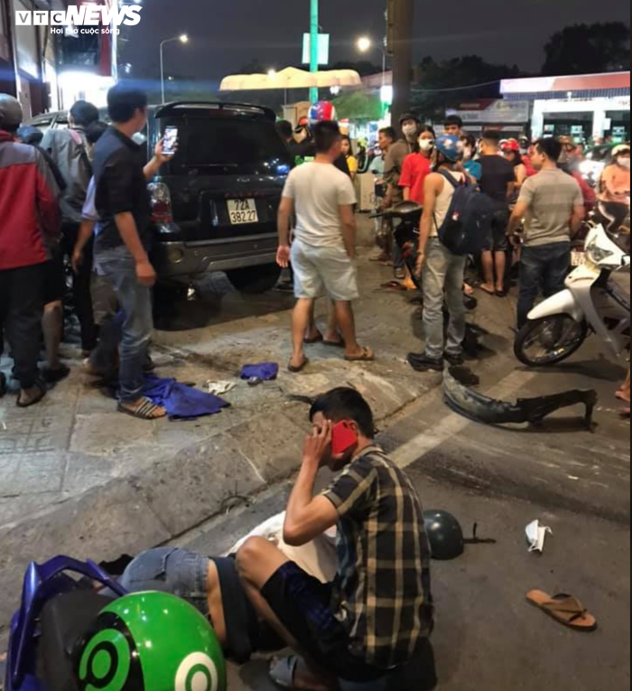 Ô tô đâm liên hoàn hàng loạt xe máy, 4 người bị thương nặng - 1