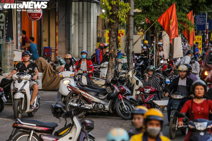 Ảnh: Thông xe vành đai 2, lối xuống Ngã Tư Sở ken đặc người, không lối thoát - 6