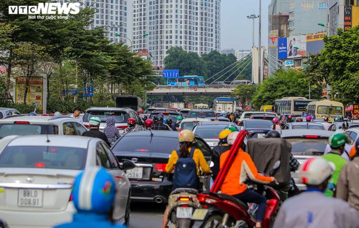 Ảnh: Thông xe vành đai 2, lối xuống Ngã Tư Sở ken đặc người, không lối thoát - 7