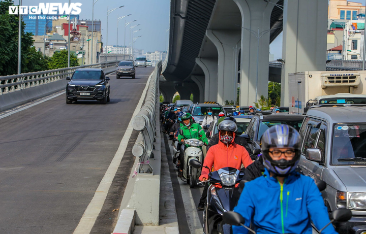 Ảnh: Thông xe vành đai 2, lối xuống Ngã Tư Sở ken đặc người, không lối thoát - 5