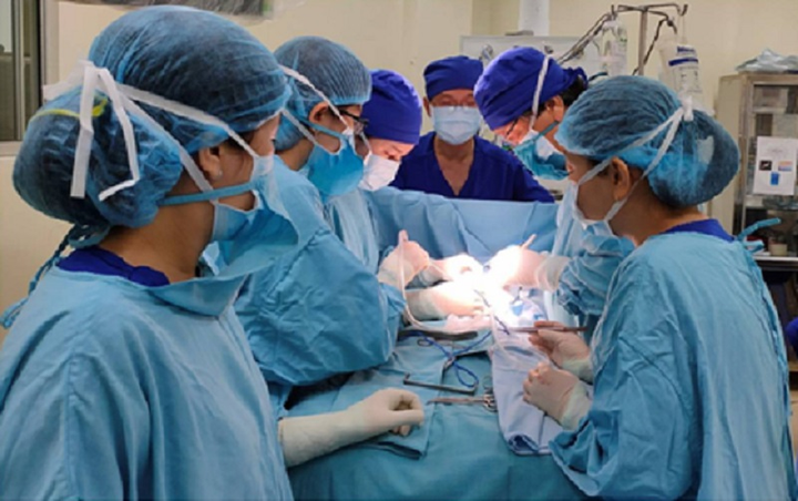 Lấy thành công bào thai trong bụng em bé mới lọt lòng - 2