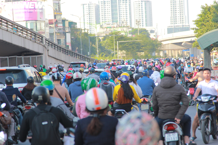 Vành đai 2 trên cao thông xe, tắc cứng lối xuống 2 đầu cầu: CSGT nói gì? - 1