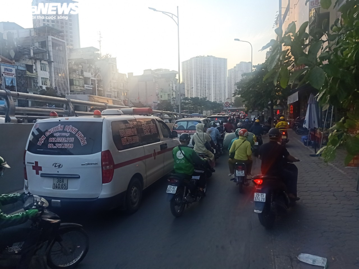 Ảnh: Thông xe vành đai 2, lối xuống Ngã Tư Sở ken đặc người, không lối thoát - 8