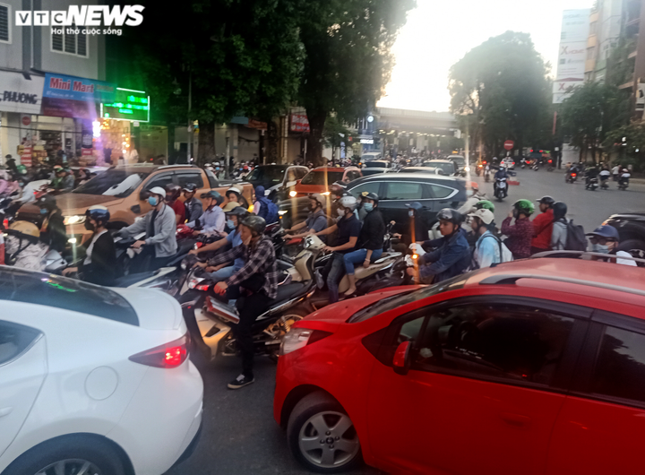 Ảnh: Thông xe vành đai 2, lối xuống Ngã Tư Sở ken đặc người, không lối thoát - 12