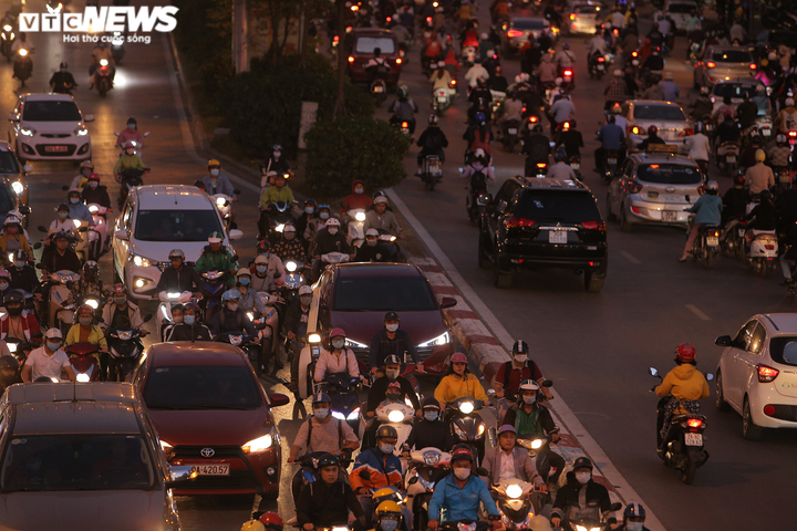 Ảnh: Thông xe vành đai 2, lối xuống Ngã Tư Sở ken đặc người, không lối thoát - 13