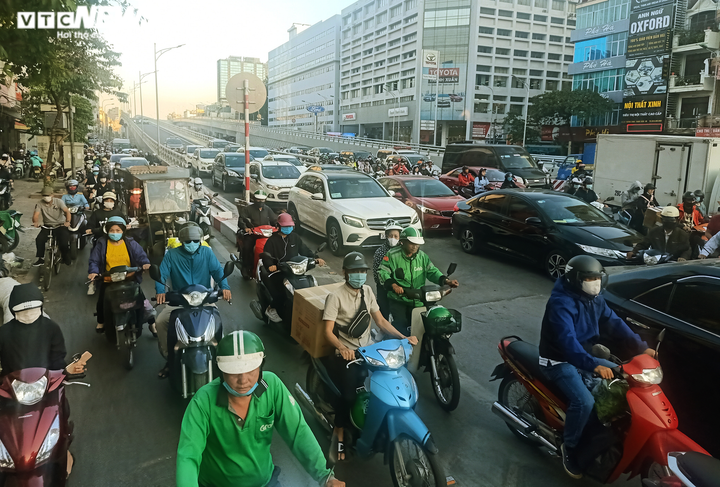 Ảnh: Thông xe vành đai 2, lối xuống Ngã Tư Sở ken đặc người, không lối thoát - 4