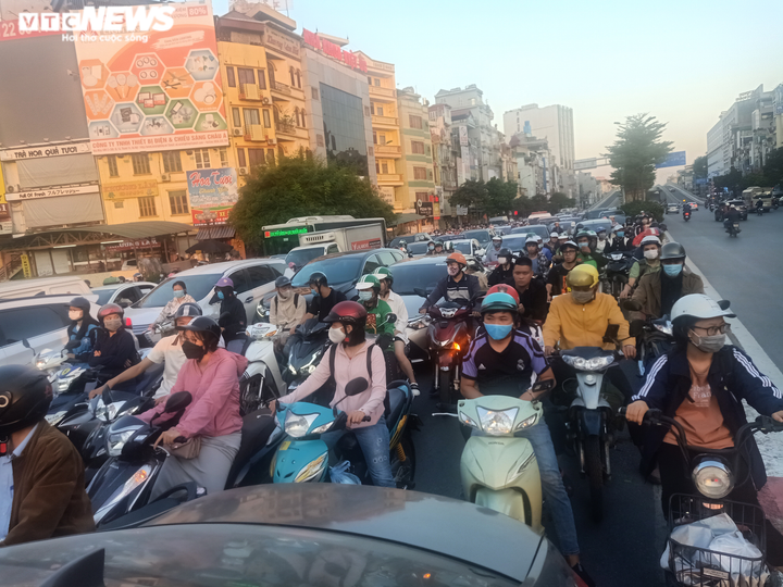 Ảnh: Thông xe vành đai 2, lối xuống Ngã Tư Sở ken đặc người, không lối thoát - 3