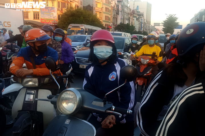 Ảnh: Thông xe vành đai 2, lối xuống Ngã Tư Sở ken đặc người, không lối thoát - 9