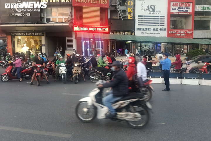 Ảnh: Thông xe vành đai 2, lối xuống Ngã Tư Sở ken đặc người, không lối thoát - 10