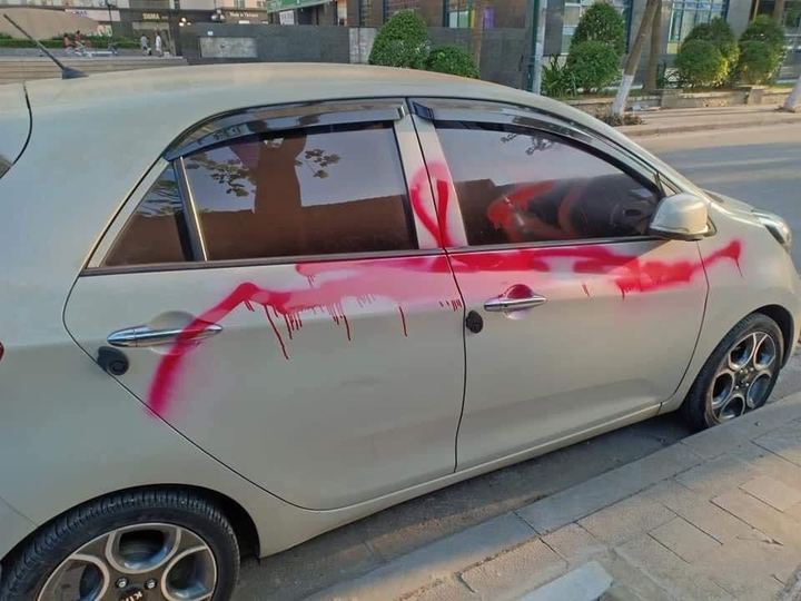 Nhiều ô tô bị xịt sơn đỏ: Thủ phạm là nhóm bảo vệ khu đô thị - 1