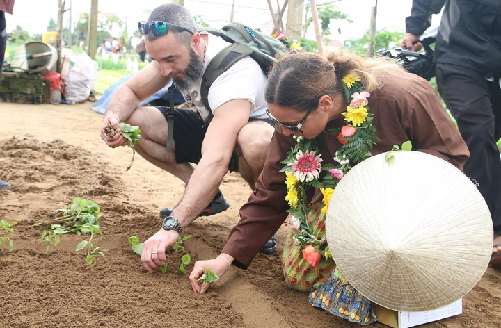 Về làng rau sạch 400 năm tuổi xem du khách vọc đất trồng rau - 7