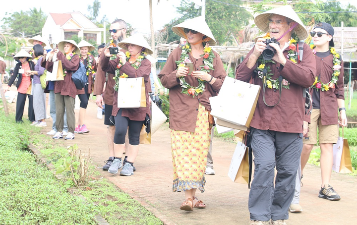 Về làng rau sạch 400 năm tuổi xem du khách vọc đất trồng rau - 3