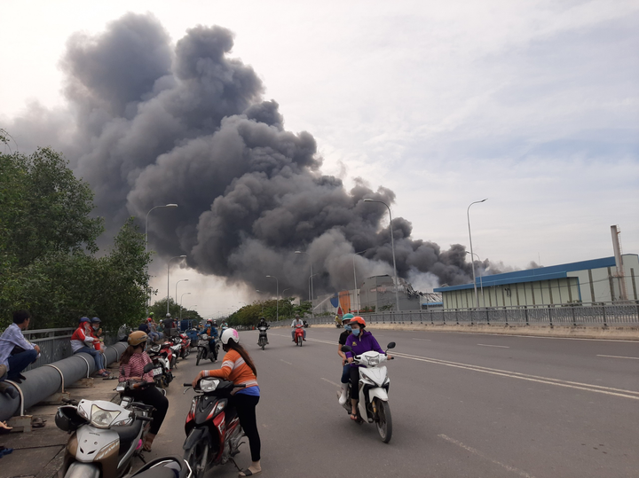 TP.HCM: Đang cháy lớn trong khu công nghiệp Hiệp Phước - 3