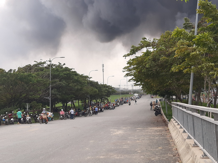 TP.HCM: Đang cháy lớn trong khu công nghiệp Hiệp Phước - 4