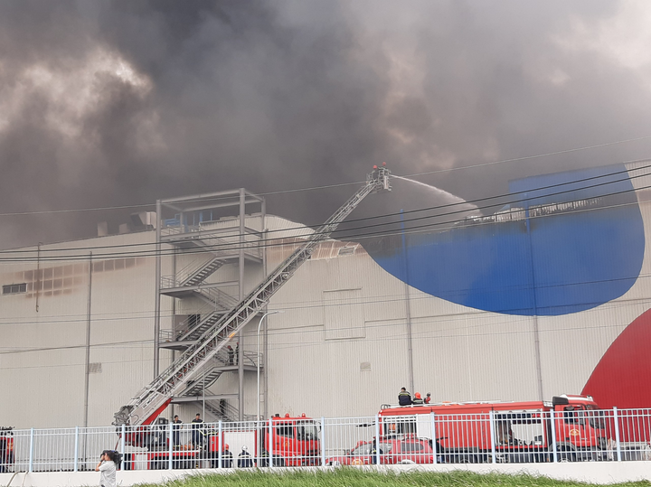 TP.HCM: Đang cháy lớn trong khu công nghiệp Hiệp Phước - 2