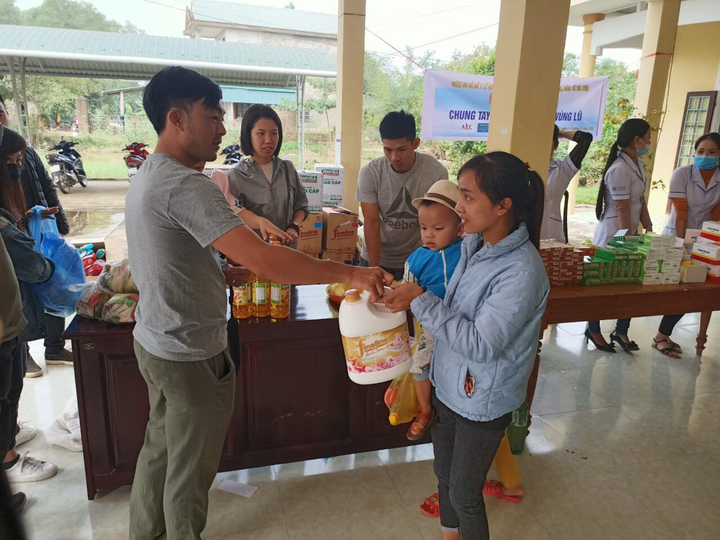Miễn phí khám và tặng quà, tiền mặt hơn 500 triệu cho người dân Quảng Trị sau lũ - 7