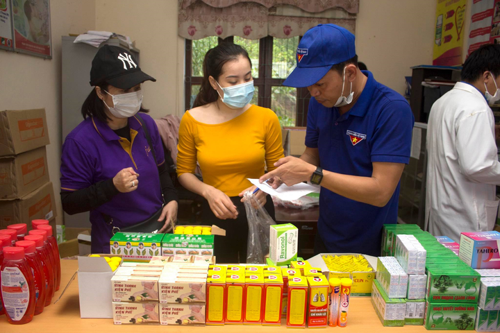 Miễn phí khám và tặng quà, tiền mặt hơn 500 triệu cho người dân Quảng Trị sau lũ - 11