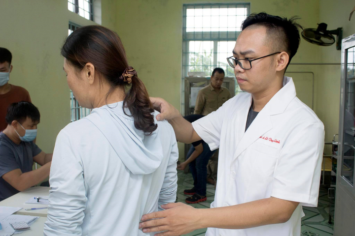 Miễn phí khám và tặng quà, tiền mặt hơn 500 triệu cho người dân Quảng Trị sau lũ - 1