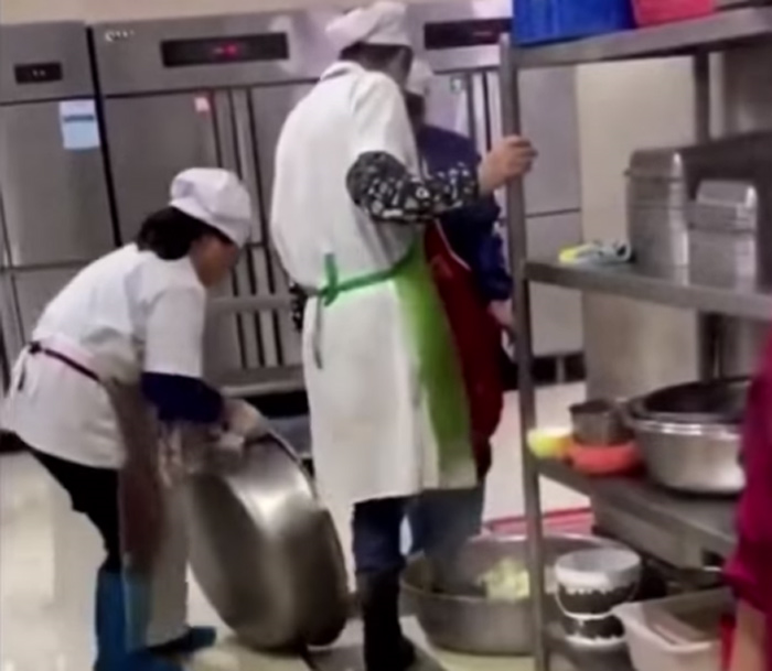 Rùng mình xem clip nhân viên căng tin trường đại học rửa rau bằng chân - 1