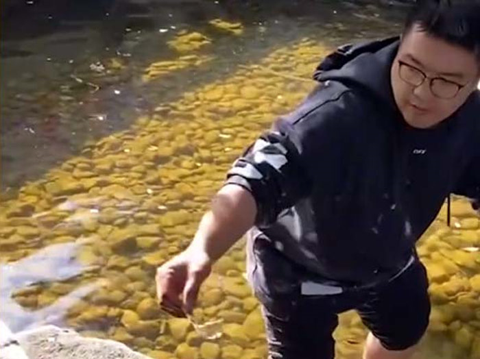 Con trai làm vỡ chai thủy tinh, cách hành xử của người cha nhận nhiều lời khen - 1