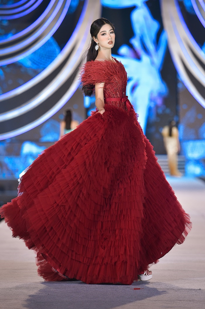 Kỳ Duyên, Đỗ Mỹ Linh khoe chân dài trong đêm thi của 'Hoa hậu Việt Nam' - 9