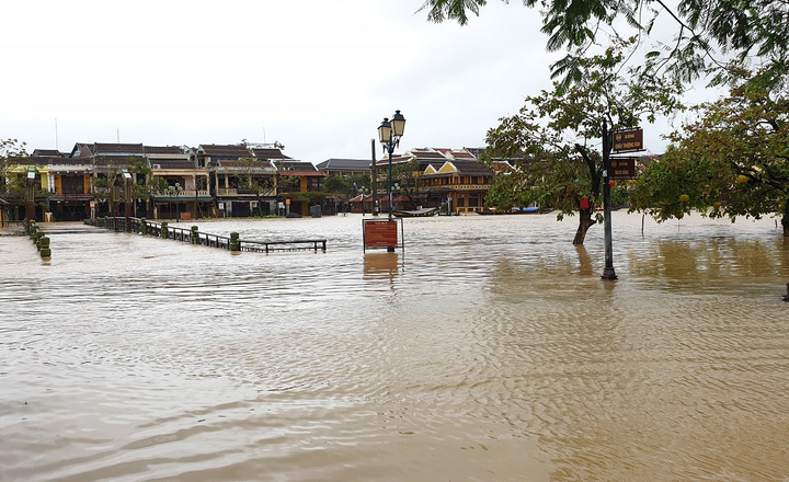 Ảnh: Phố cổ Hội An chìm trong nước lũ, người dân chèo thuyền vượt đường ngập lụt - 1
