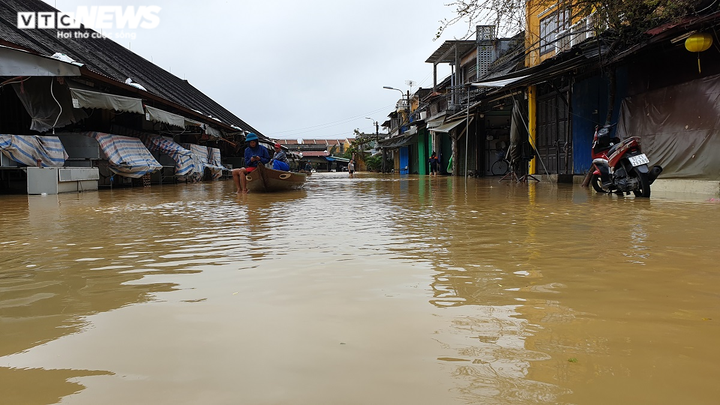 Ảnh: Phố cổ Hội An chìm trong nước lũ, người dân chèo thuyền vượt đường ngập lụt - 6
