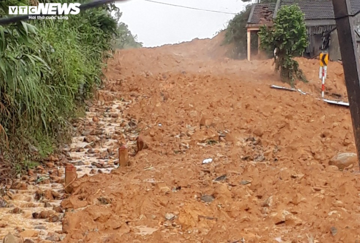 Đất đá trút ào ạt xuyên đêm, cả ngôi làng ở miền núi Quảng Ngãi tan hoang - 1