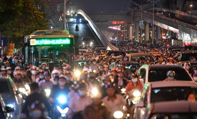 PGĐ Sở GTVT Hà Nội lái xe máy kiểm tra đường vành đai 2, nói 'đi lại ổn định' - 1