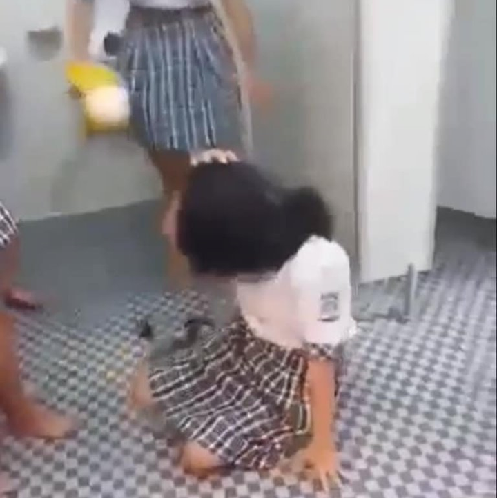 Nữ sinh lớp 7 bị bạn bắt quỳ, đánh hội đồng trong nhà vệ sinh gây phẫn nộ - 1