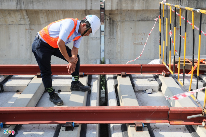 Đệm đường ray metro số 1 nứt vỡ sau sự cố lệch đầu dầm - 1