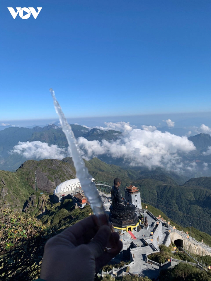 Vừa vào đông, đỉnh Fansipan đã xuất hiện băng giá - 2