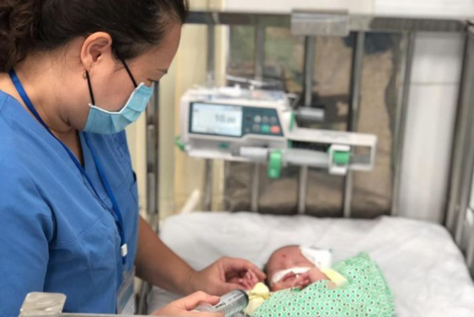 Bé trai 4 tháng tuổi đa dị tật bị bỏ rơi ở cổng chùa - 1