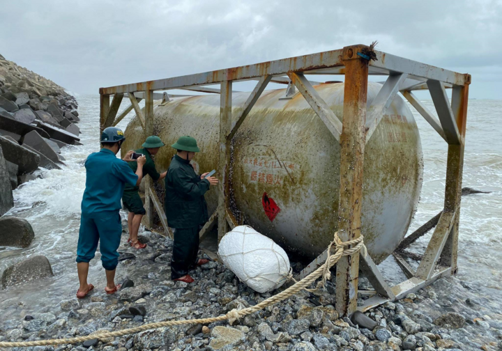 Bồn kim loại in chữ Trung Quốc liên tục dạt vào bờ biển miền Trung - 1