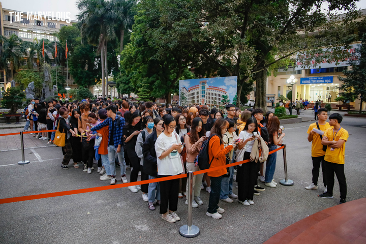 Tân sinh viên trường báo 'cháy' hết mình tại đại nhạc hội The Phenomenon - 1